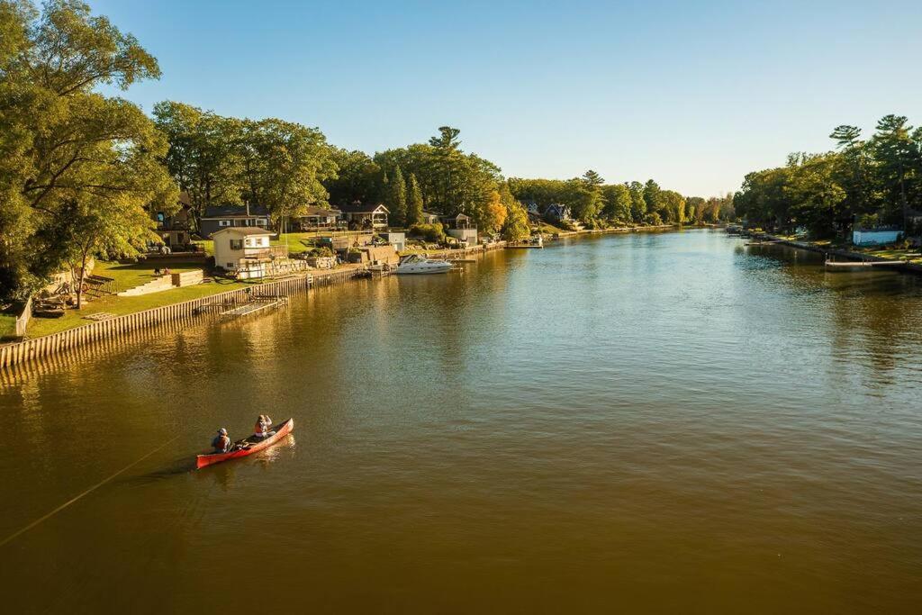 Charming Riverside Cottage, Walk To Beach Wasaga Beach Luaran gambar