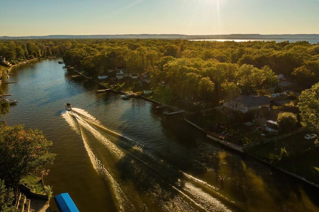 Charming Riverside Cottage, Walk To Beach Wasaga Beach Luaran gambar