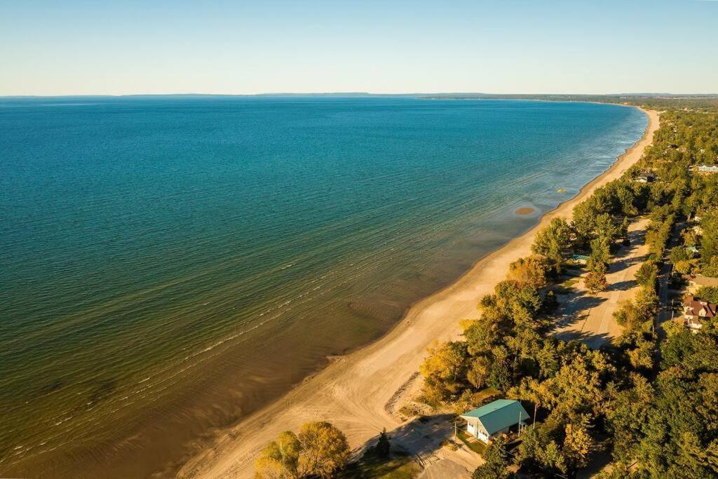 Charming Riverside Cottage, Walk To Beach Wasaga Beach Luaran gambar